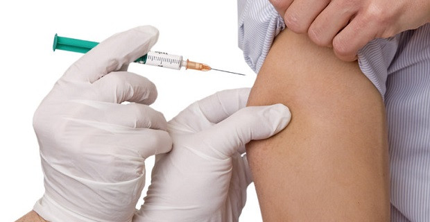 Enfermeros alertan sobre el peligro de los bulos antivacunas en redes