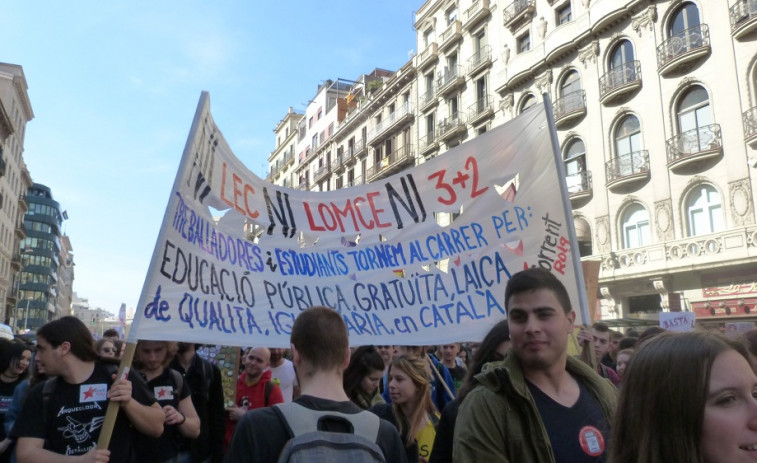 Unas 7.500 personas se manifiestan en Barcelona contra la LOMCE y los recortes