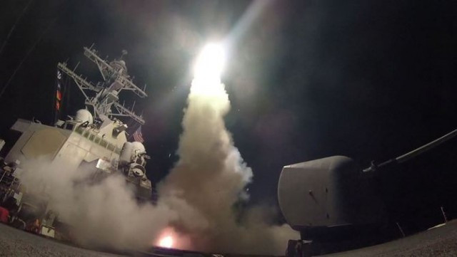 EEUU responde al ataque químico con el primer bombardeo a Siria