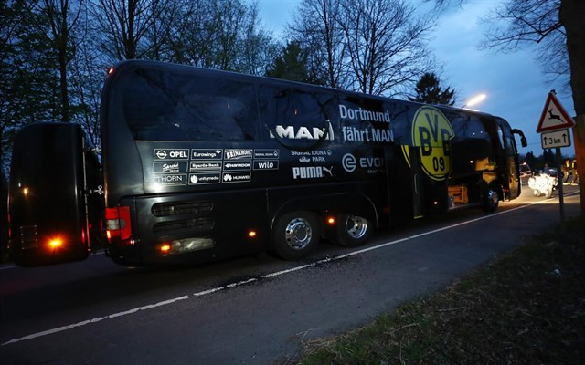 La policía investiga una carta que reivindica la autoría del ataque al autobús del Dortmund