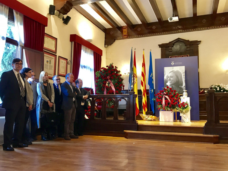 Multitudinaria despedida de Carmen Chacón en el ayuntamiento de Esplugues