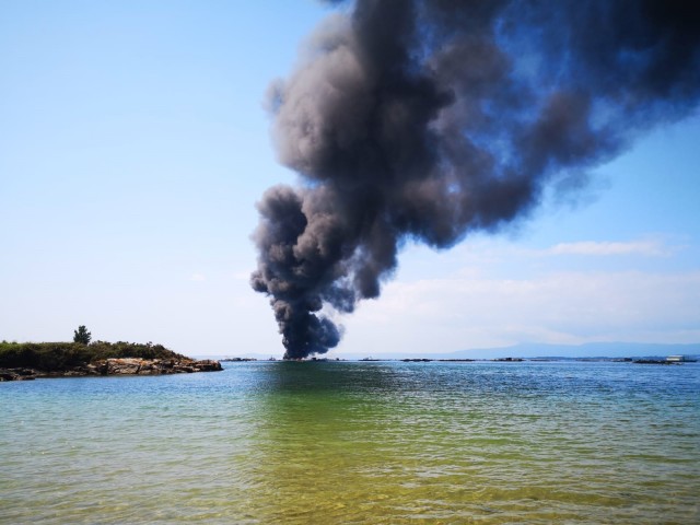 Arde un barco con 50 personas a bordo tras chocar contra una batea