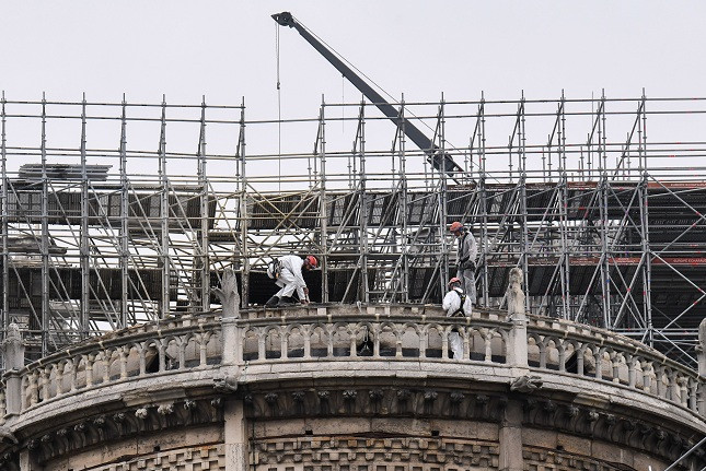 Notre Dame siéndo reconstruida