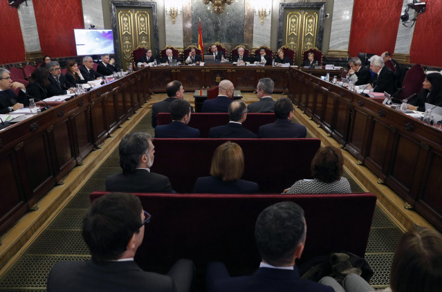 Los doce l&iacute;deres independentistas acusados por el proceso soberanista catal&aacute;n que deriv&oacute; en la celebraci&oacute;n del 1-O y la declaraci&oacute;n unilateral de independencia de Catalu&ntilde;a (DUI), en el banquillo del Tribunal Supremo al inicio del juicio del 
