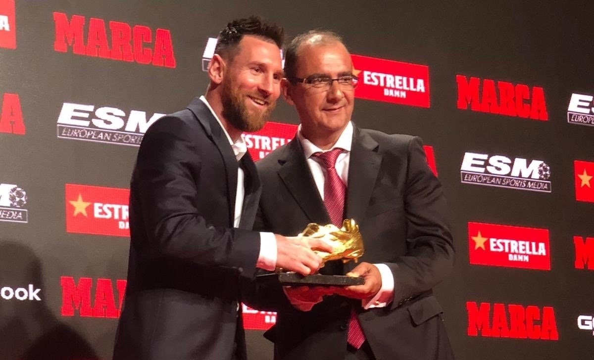 Leo Messi Recibe sume sexta Bota de Oro de manos del director de Marca, Juan Ignacio Gallardo