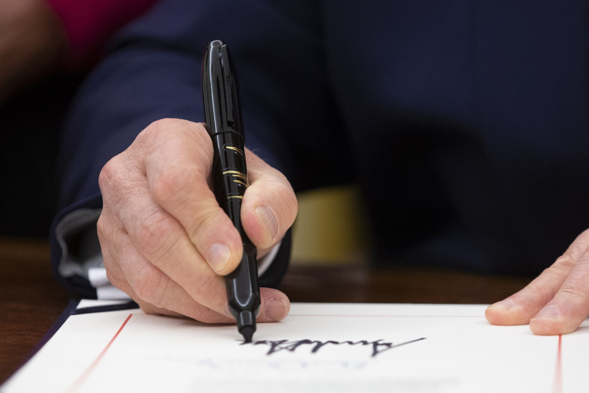 Trump firmando una ley (imagen de archivo)