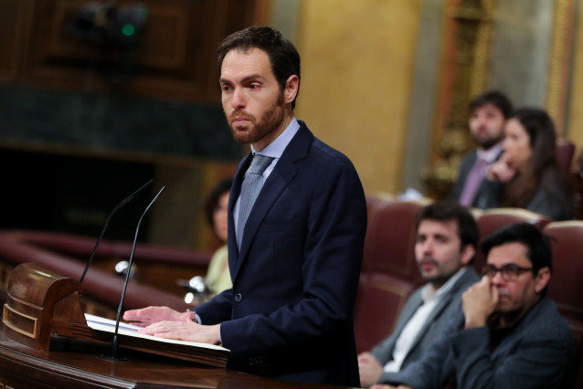 El portavoz de Unión del Pueblo Navarro (UPN) en el Congreso, Sergio Sayas, interviene desde la tribuna del Congreso de los Diputados