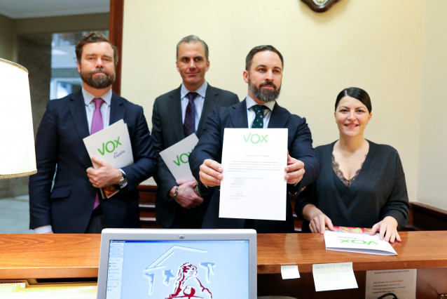 El líder de Vox, Santiago Abascal, registrando una inciaitiva en el Congreso junto a su equipo