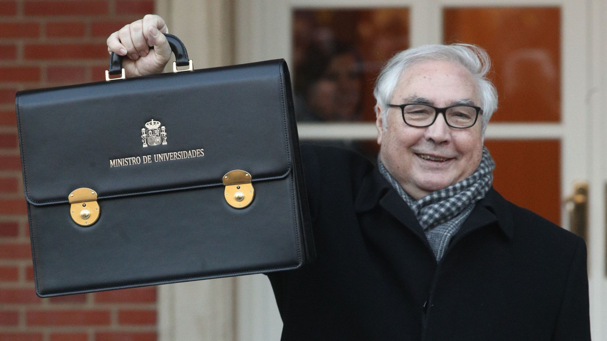 El ministro de Universidades, Manuel Castells, muestra su cartera ministerial
