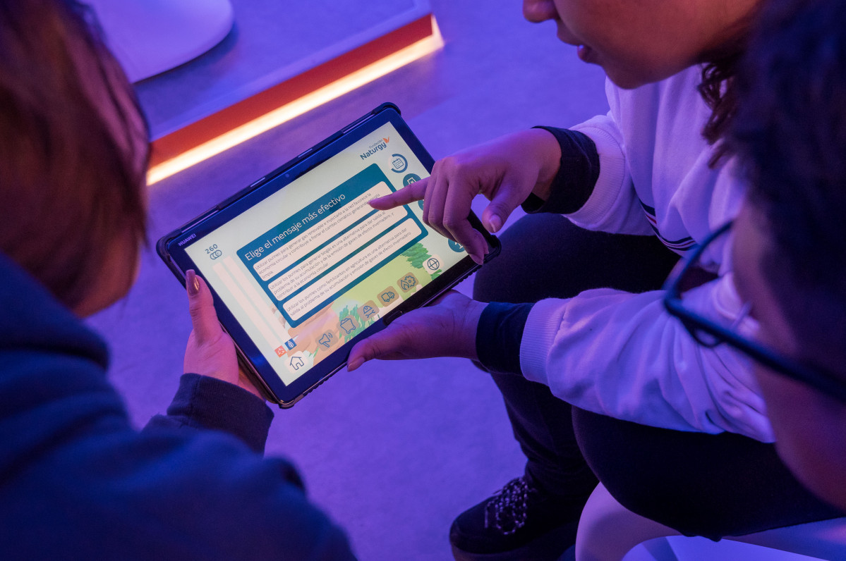 Ju00f3venes con tablet Efigy Education Fundacion Naturgy 2