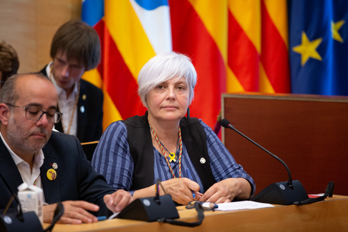 La candidata de Ganamos, Dolores Sabater, en la sesión de constitución del Ayuntamiento de Badalona donde fue nombrado alcalde Alex Pastor