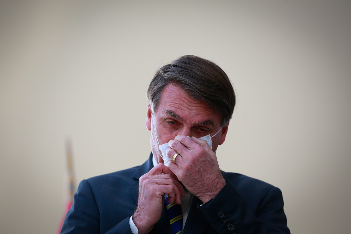 El presidente de Brasil, Jair Bolsonaro, con mascarilla por la pandemia de coronavirus