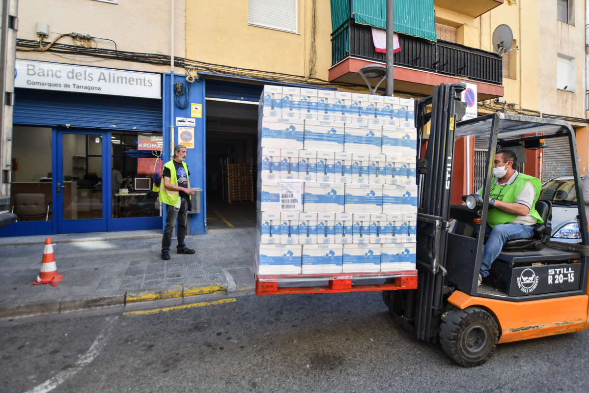 FOTOGRAFÍA Donaciu00f3 de leche al Banco de Alimentos de las comarcas de Tarragona