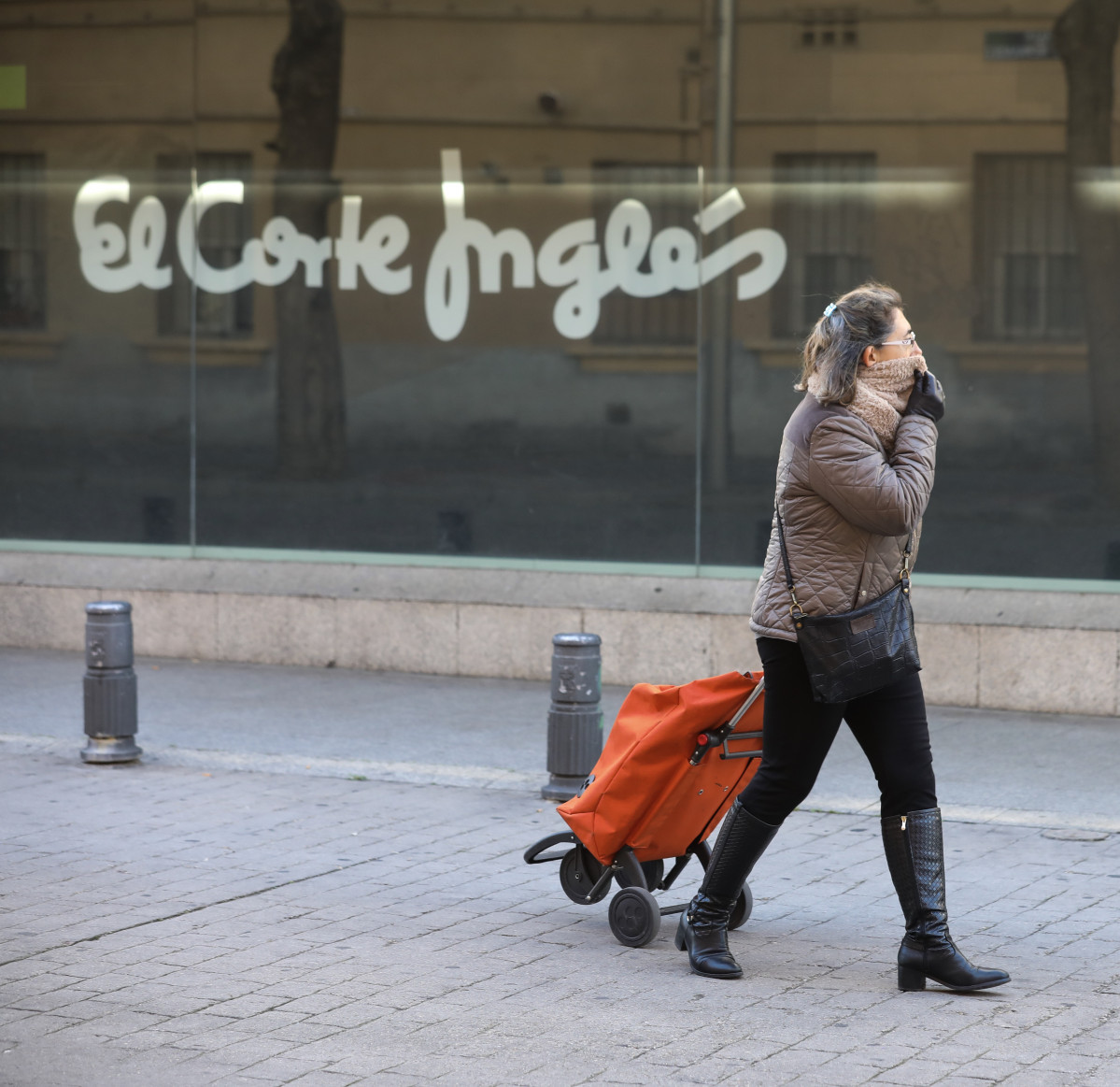 EuropaPress 2740494 mujer pasa lado centros corte ingles capital dia despues empresa presentase