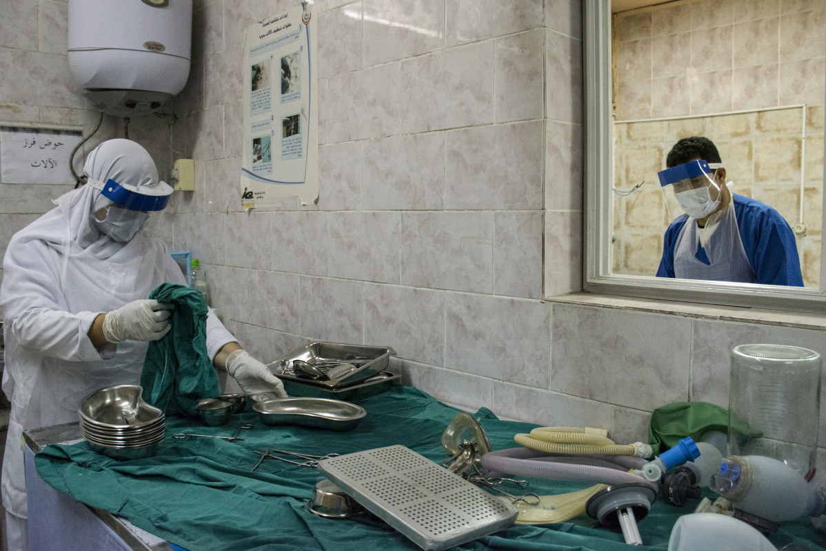 Médicos desinfectando material en un hospital de la ciudad de Giza, en Egipto, durant la pandemia de coronavirus