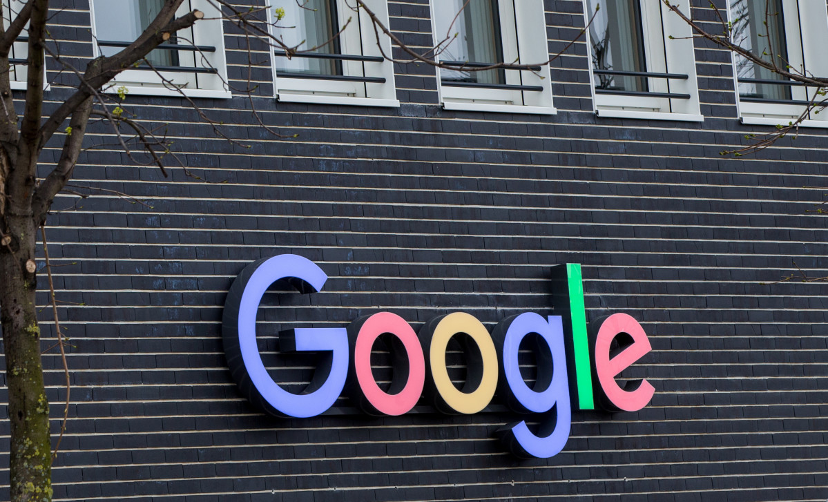 Logotipo de Google en la fachada de un edificio de la compañía en Munich (Alemania)