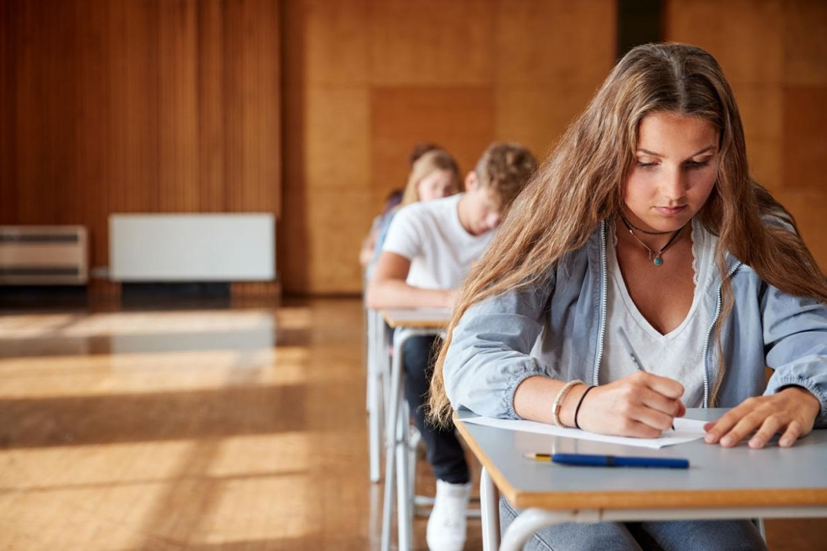 Estudiantes realizando la Selectividad