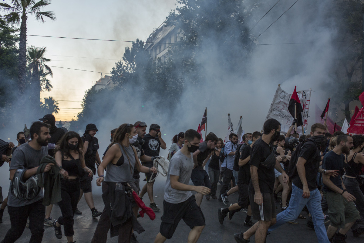 La Policía de Grecia dispara gas pimienta en las protestas contra la ley que pretende restringir el derecho a manifestación.