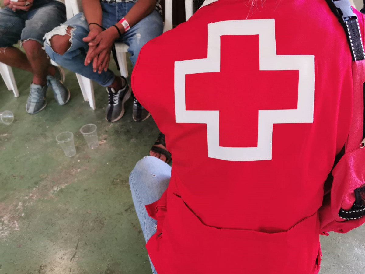 Un voluntario de Cruz Roja Atiende a personas en una imagen de archivo.