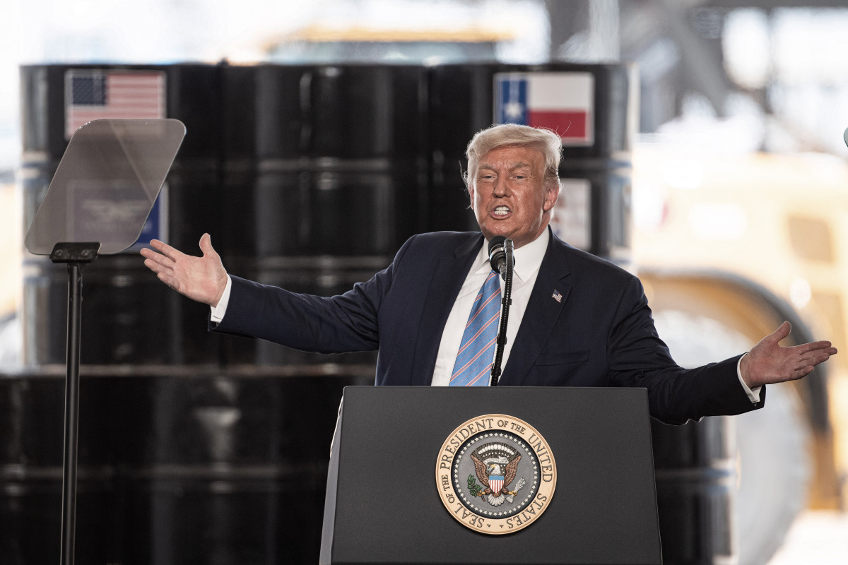 29 July 2020, US, Midland: US Presidente Donald Trump speaks to Invited guests after visiting Latshaw Rig 9 on the Double Eagle well site al sureste de Midland as he attend a pair of fundraisers in nearby Odessa. Photo: Bob Daemmrich / ZUMA Wire / dpa