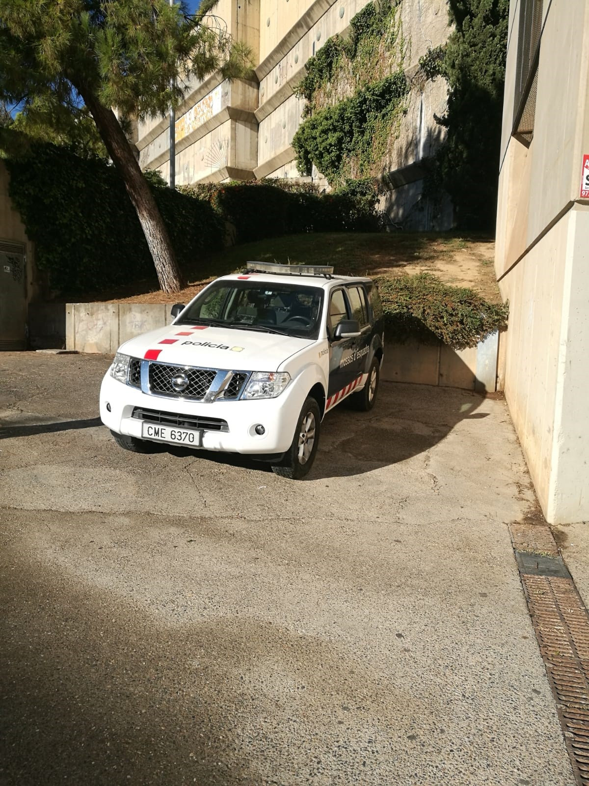 Imagen de archivo de un coche de Mossos en los juzgados de Lleida