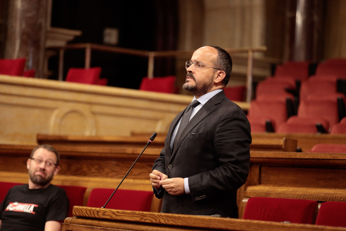 El líder del PP de Cataluña, Alejandro Fernández, en el pleno del Parlamento del 3 de junio.
