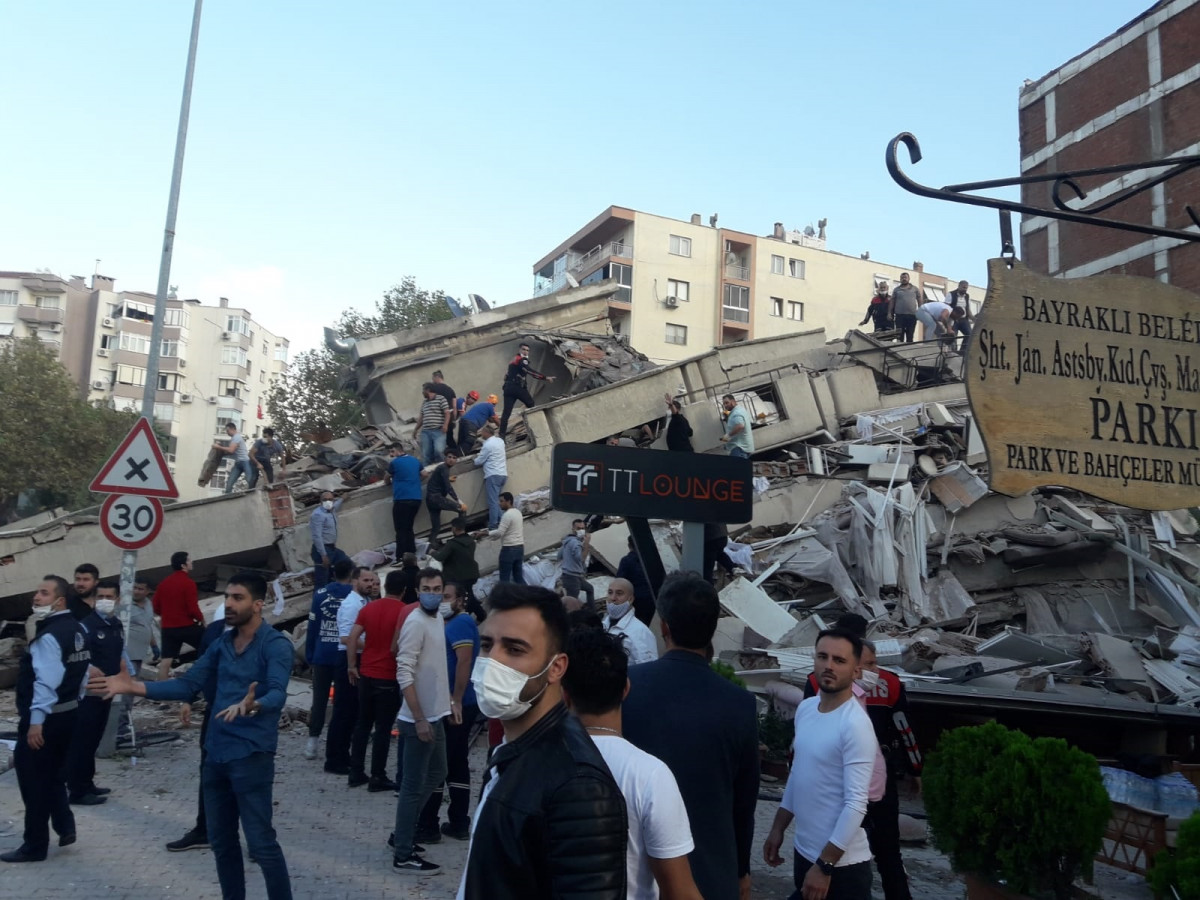 Edificio destruido por un terremoto en Esmirna, Turquía
