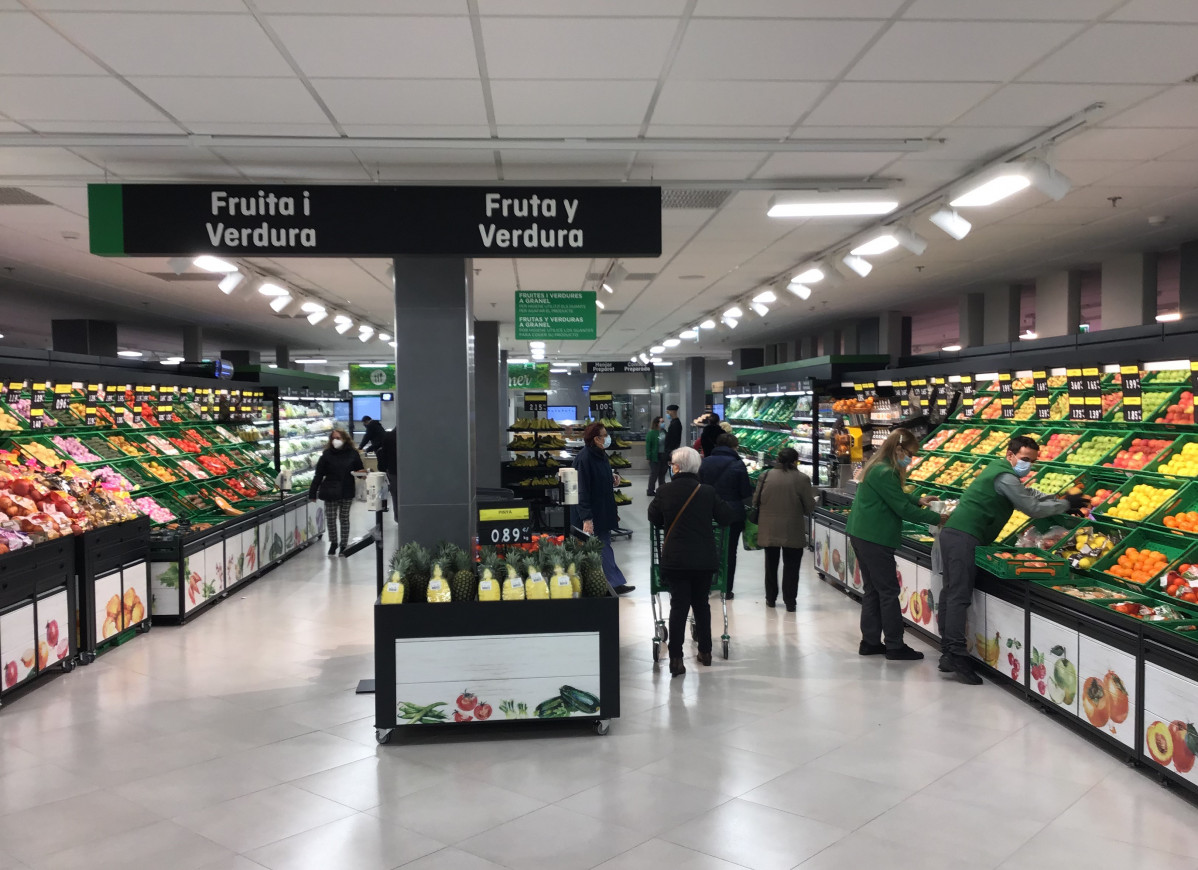 FOTOGRAFÍA Secciu00f3 de fruta y verdura del nuevo supermercado Mercadona en el barrio de la Sagrada Famu00edlia