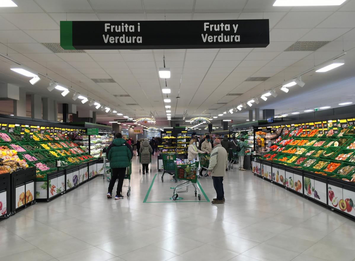 FOTOGRAFÍA Secciu00f3 Fruta y verdura del supermercado Mercadona en la calle Francesc Moragas (Manresa)