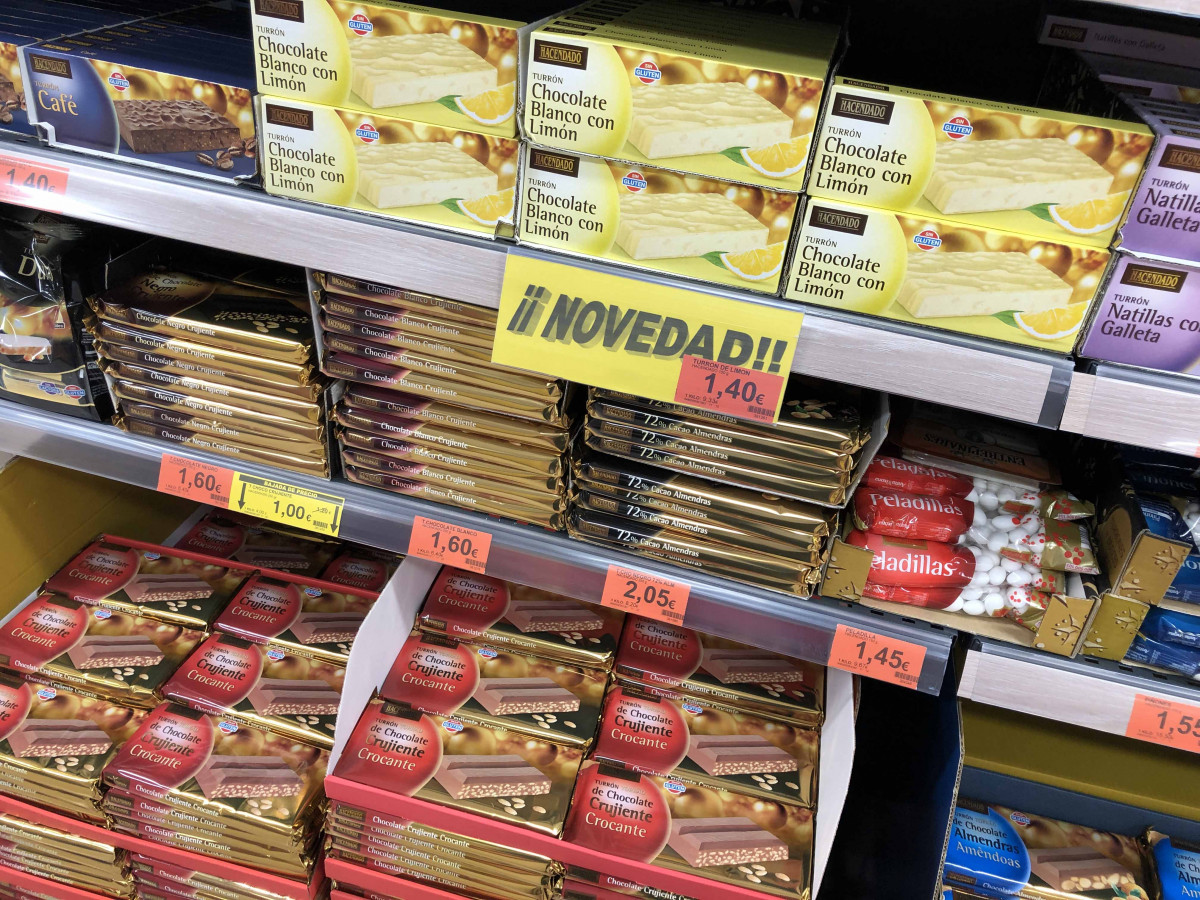 FOTOGRAFÍA Turrones de variedades diferentes, en el lineal de Mercadona