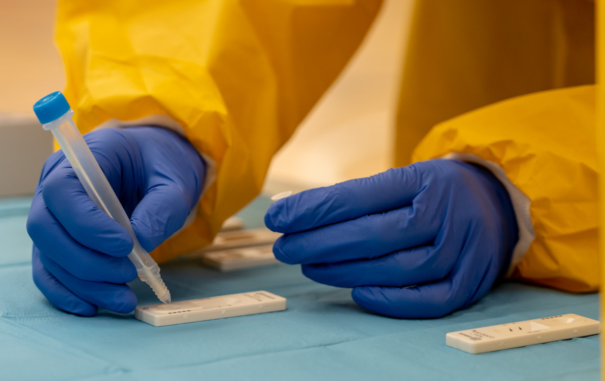 Una sanitaria Atiende a una mujer durant las Pruebas de cribado de Covidien-19 con test de antígenos en el pabellón deportivo de 'El Paraguas'. En Sevilla (Andalucía, España), a 28 de octubre de 2020.