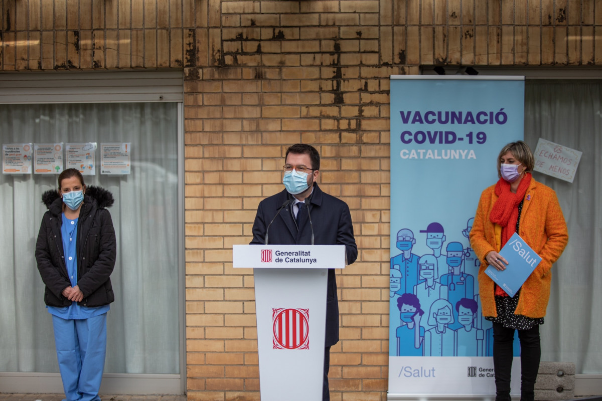 El vicepresidente de la Generalitat, Pere Aragonés, junto a la consejera de Salud, Alba Vergés, y la enfermera Idoia Crespo, que ha administrado la primera vacuna contra el coronavirus a Catalun