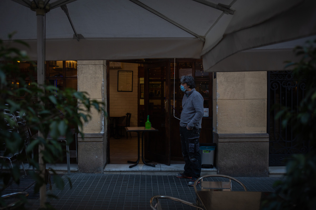 Un hombre en el exterior de un bar en Barcelona, Cataluña (España), a 21 de diciembre de 2020.