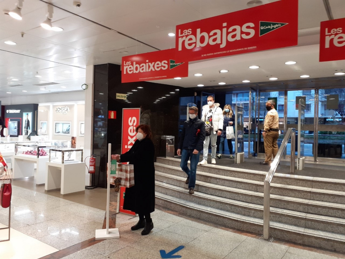 Inicio de las Rebajas en El Corte Inglu00e9s de Palma con muchu00edsima menos afluencia que otros au00f1os