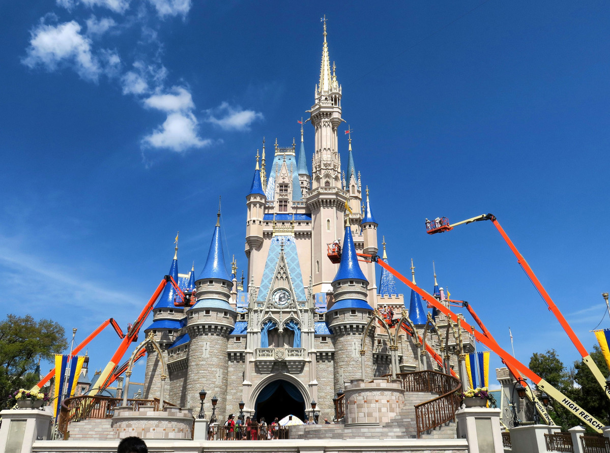 Europa Press 2715894 12 march 2020 os orlando workers at walt disney world paint cinderella