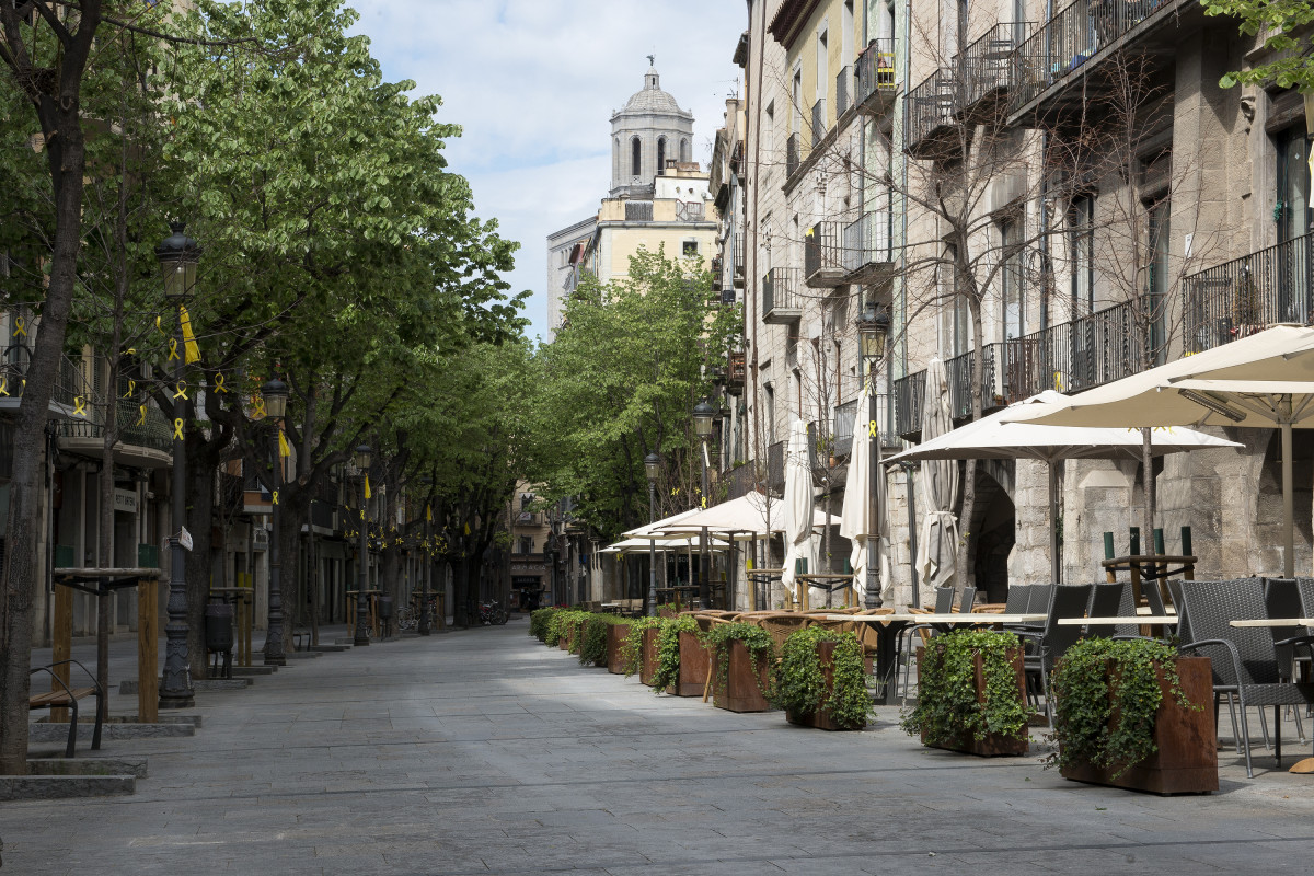 Calle Puente de Piedra de Girona, desierta durant el Miércoles Santo de Semana Santa por las reglas de confinamiento del estado de alarma decretado por el Gobierno para la lucha contra el cronavirus, en Girona / Cataluña (España) a 8 de abril de 2020.