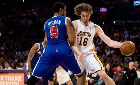 Pau Gasol intenta fajarse de un pivote