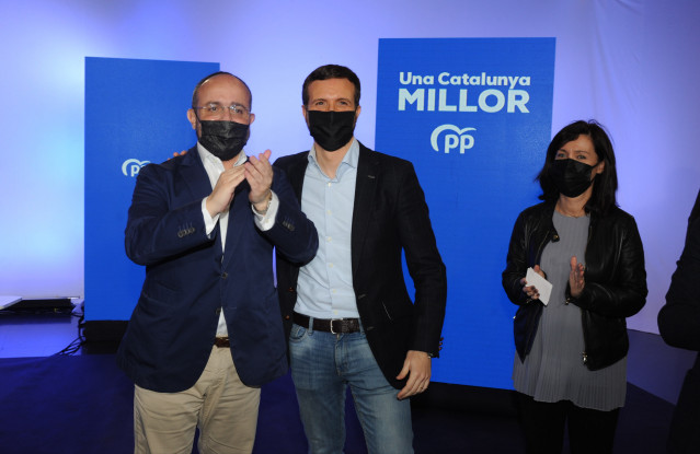 El candidato del PP a las elecciones catalanas del 14F, Alejandro Fernández, y el presidente del Partido Popular, Pablo Casado. En L'Hospitalet de Llobregat en Barcelona, Cataluña (España), a 7 de febrero de 2021.