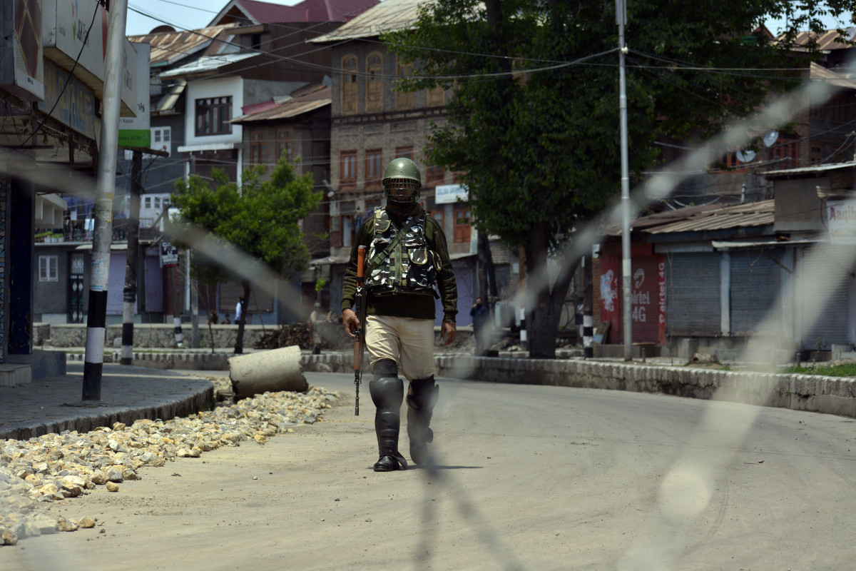 EuropaPress 2162716 25 may 2019 india srinagar an indian army soldier stands guard as indian