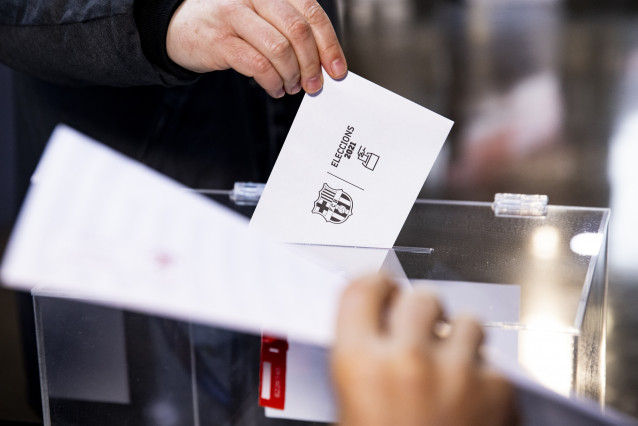 Un soci vota en la jornada d'eleccions a la presidència del FC Barcelona, al Camp Nou