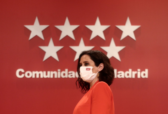 La presidenta de la Comunidad de Madrid, Isabel Díaz Ayuso, a su llegada a una rueda de prensa convocada tras la reunión del Plan Territorial de Protección Civil de la Comunidad de Madrid (PLATERCAM), en la Real Casa de Correos, en Madrid (España), a 15 d