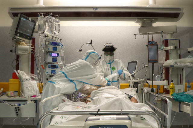 Europa Press 3567319 facultativos atienden paciente covid19 UCI hospital reina sofia cordoba