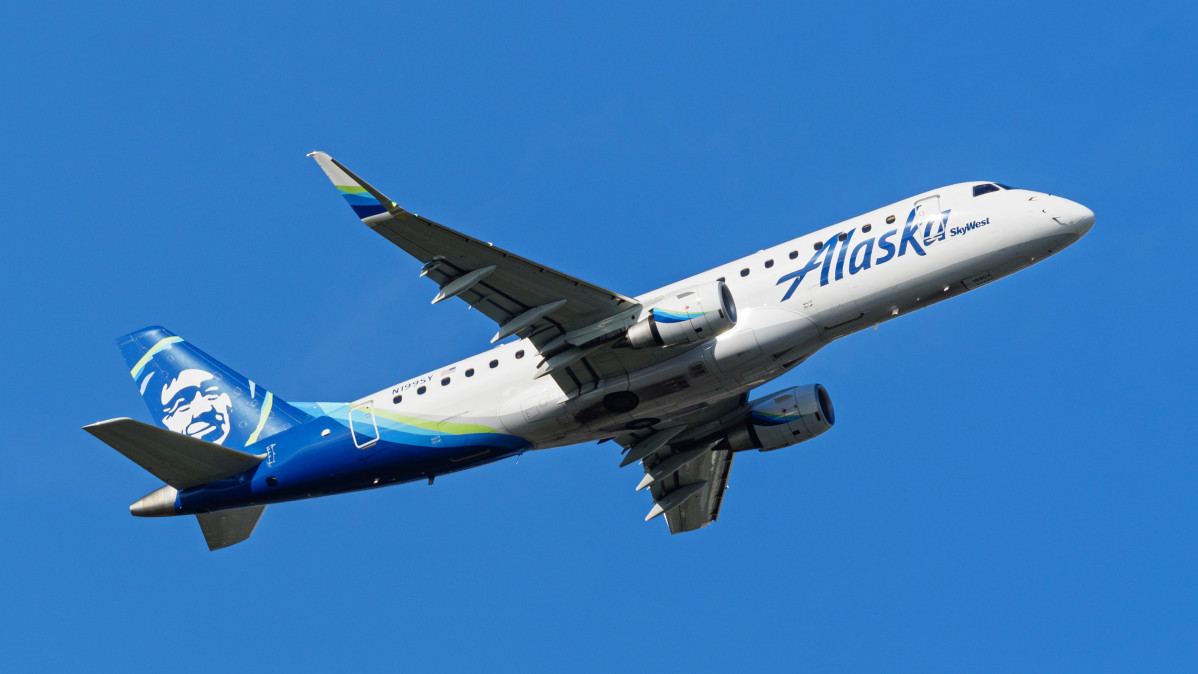 Avió Embraer I175LR d'Alaska Airways en Richmond, Columbia Britànica, el Canadà