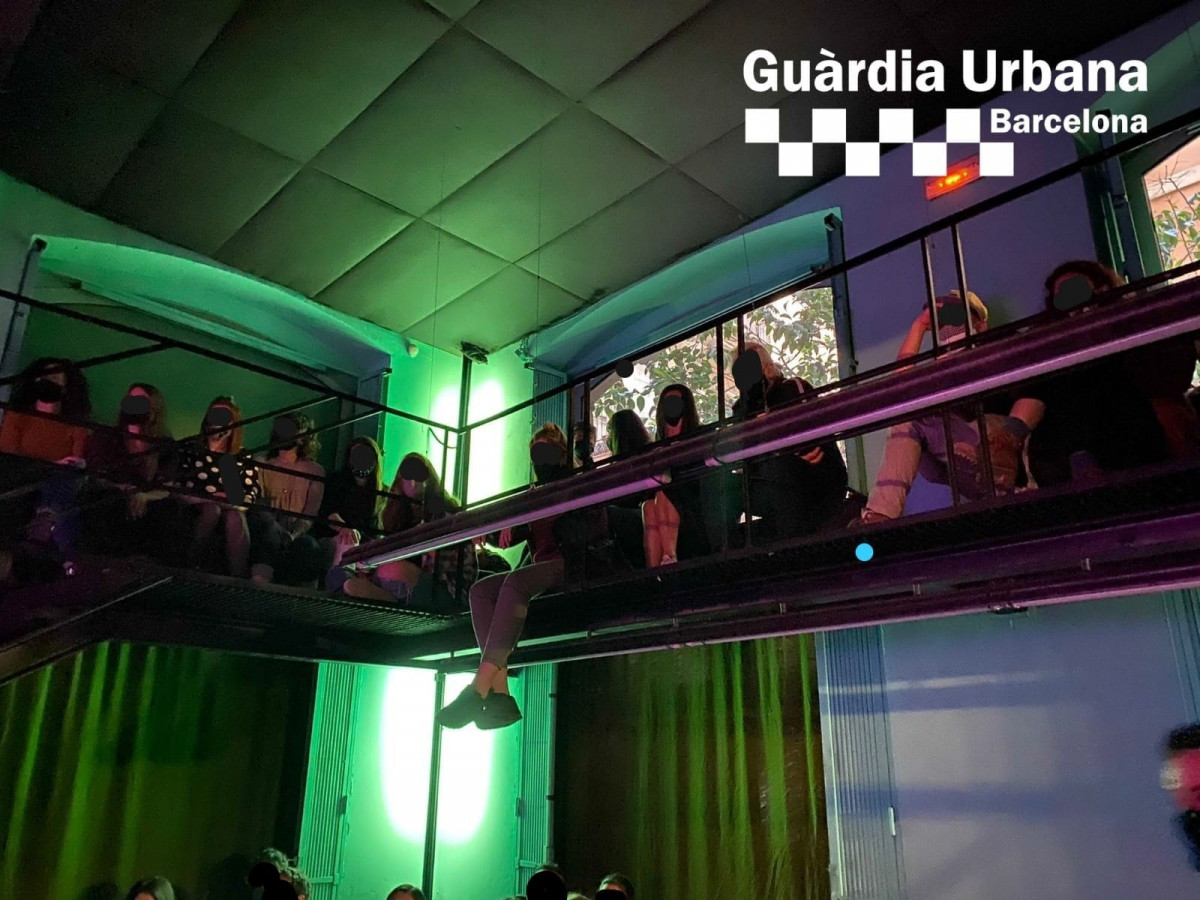 La Guàrdia Urbana desallotja 54 persones d'una festa en un bar musical de Ciutat Vella, a Barcelona