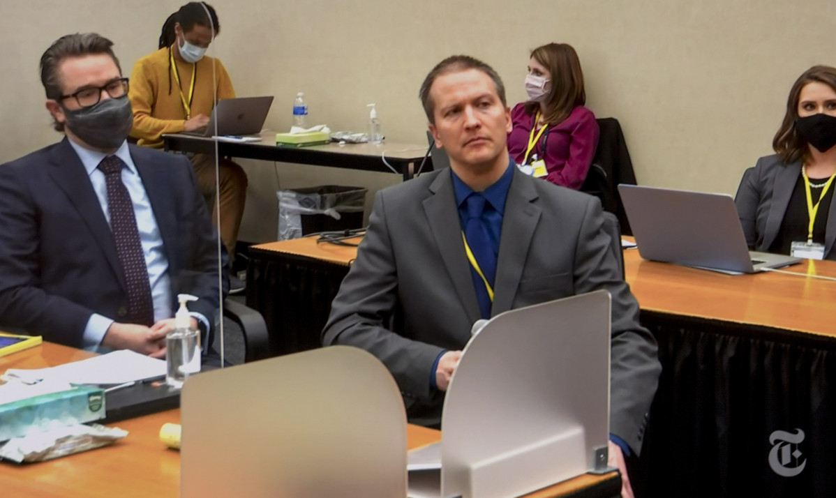 Derek Chauvin (derecha) junto a su abogado en el juicio por el asesinato de George Floyd.
