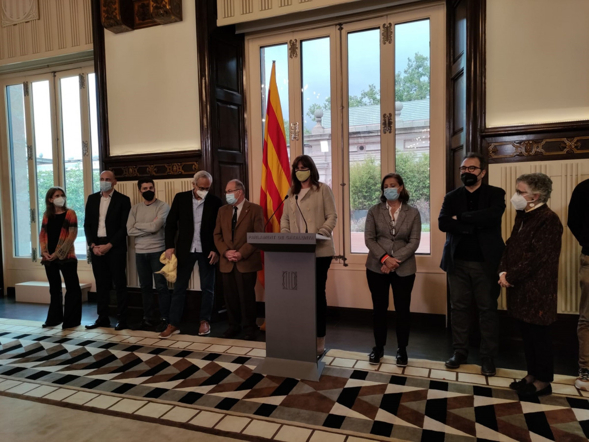 La presidenta del Parlament, Laura Borràs, amb representants del món científic.