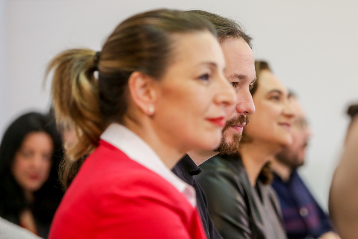Archivo - (I-D) La ministra de Trabajo y Economía Social, Yolanda Díaz, el vicepresidente segundo del Gobierno de España y Ministro de Derechos Sociales y Agenda 2030, Pablo Iglesias, y la alcaldesa de Barcelona, Ada Colau, durant el encuentro confederal