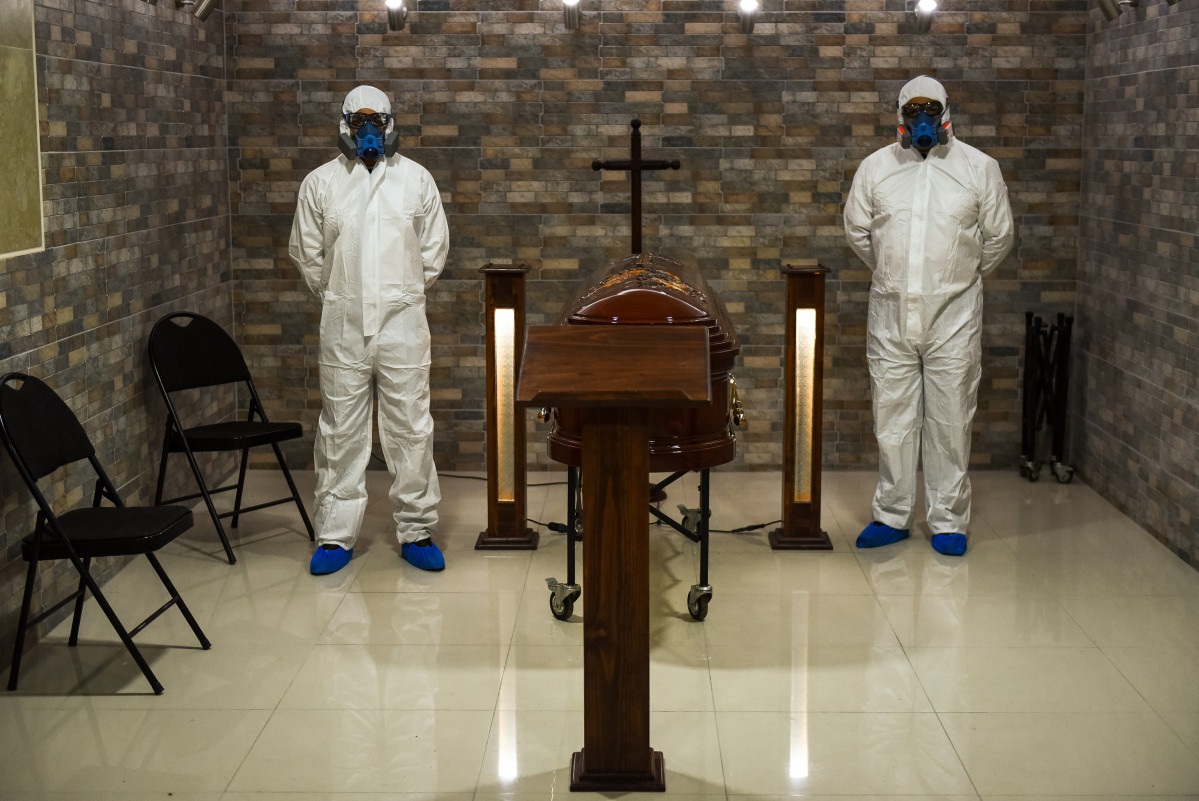 Europa Press 3641137 12 april 2021 chile Temuco lar cristo funeral hombre staff are seen dressed