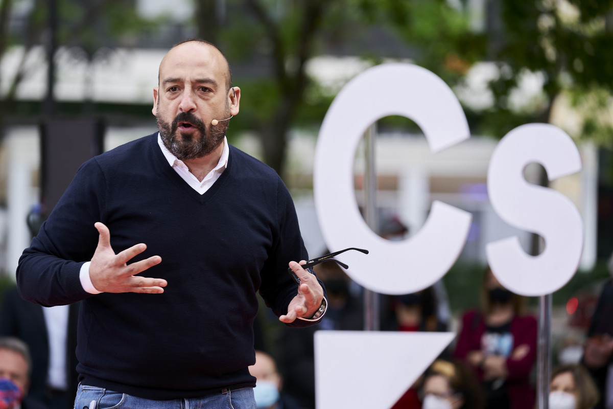 El eurodiputado Jordi Cañas durant un actora electoral en la Plaza de Chamberí, a 1 de mayo de 2021, en Madrid (España). Cs continúa super agenda electoral en el penúltimo día de campaña, con la vista Puesta en el martes 4 de mayo.