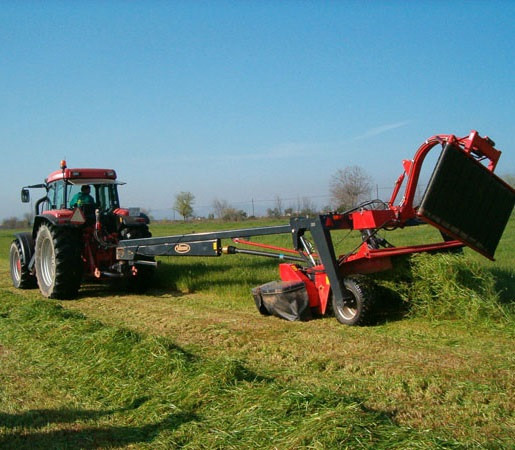 Archivo - Un tractor Trabaja con maquinaria agrícola en el campo.